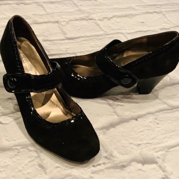 naturalizer black suede pumps